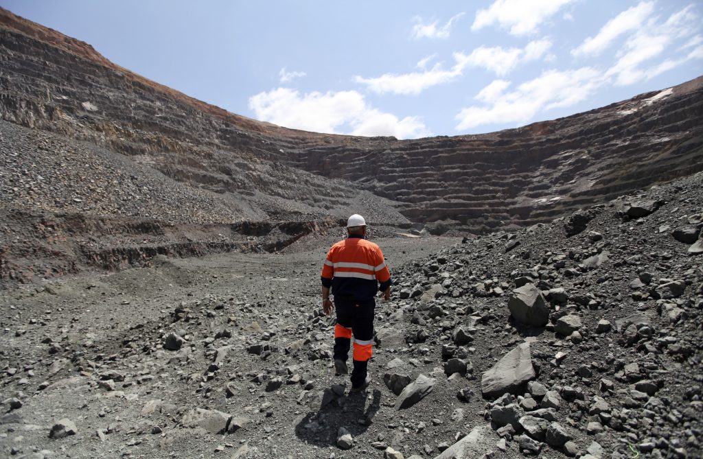 De Beers, Botswana extend diamond sales deal by a year